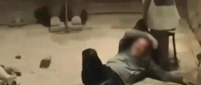 秦兵马俑坑砸坏多个俑！警方：他有精神病PG麻将胡了2损失超数千万！男子跳进(图1)