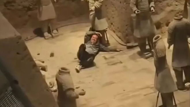 秦兵马俑坑砸坏多个俑！警方：他有精神病PG麻将胡了2损失超数千万！男子跳进(图2)
