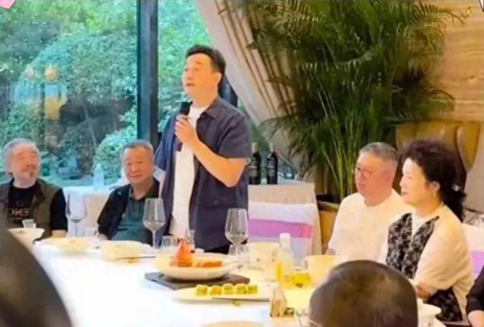 会尽显憔悴69岁赵宝刚满头白发罕见亮相P