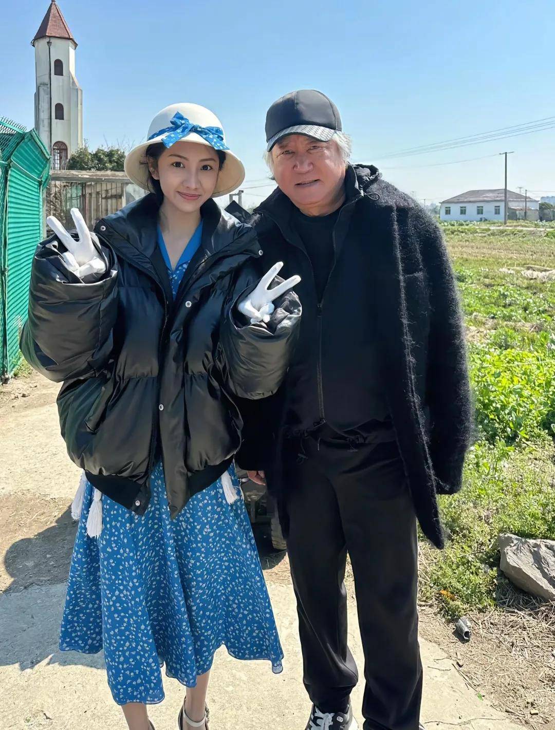 会尽显憔悴69岁赵宝刚满头白发罕见亮相PG麻将胡了试玩38岁江疏影素颜参加聚(图2)