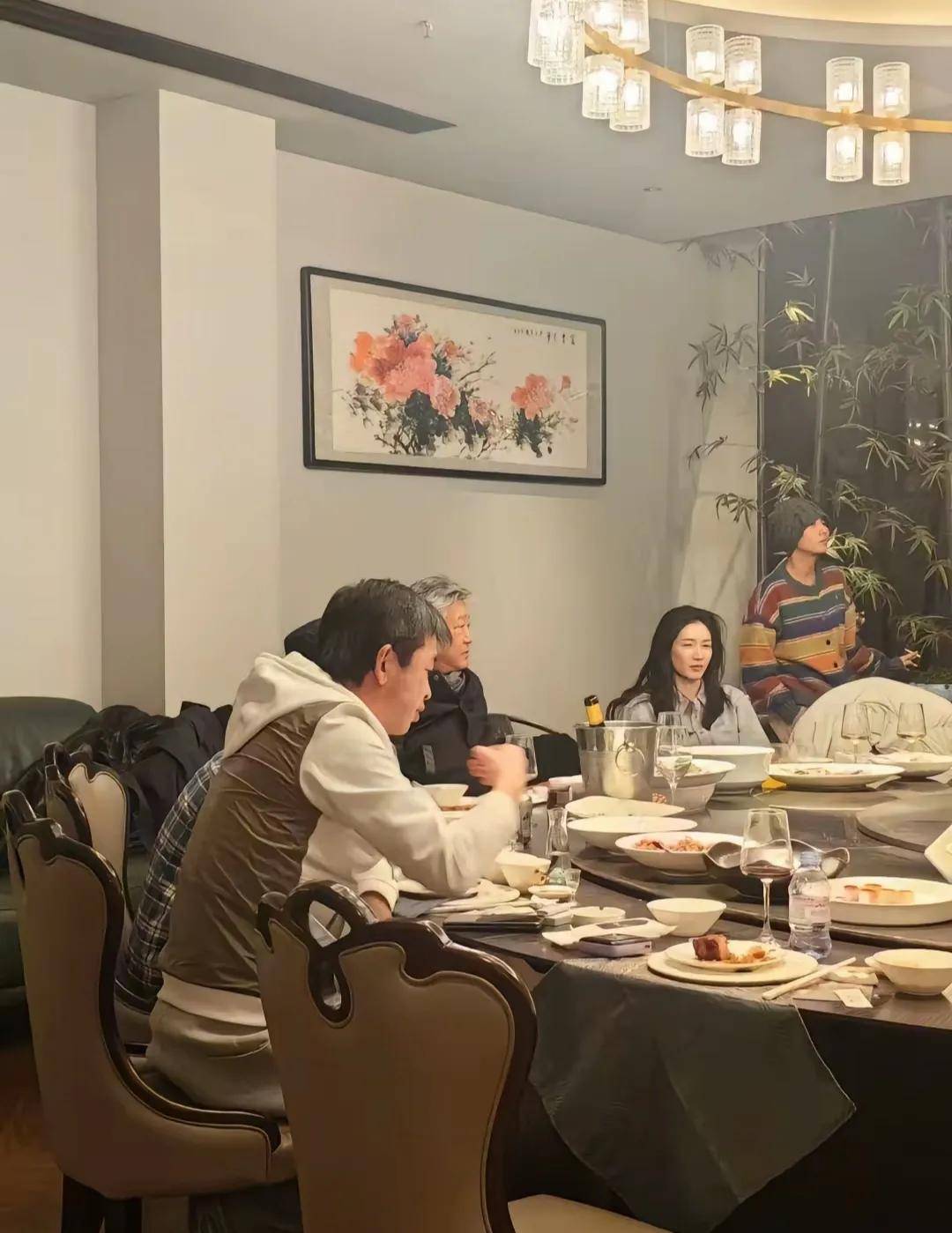 会尽显憔悴69岁赵宝刚满头白发罕见亮相PG麻将胡了试玩38岁江疏影素颜参加聚(图3)