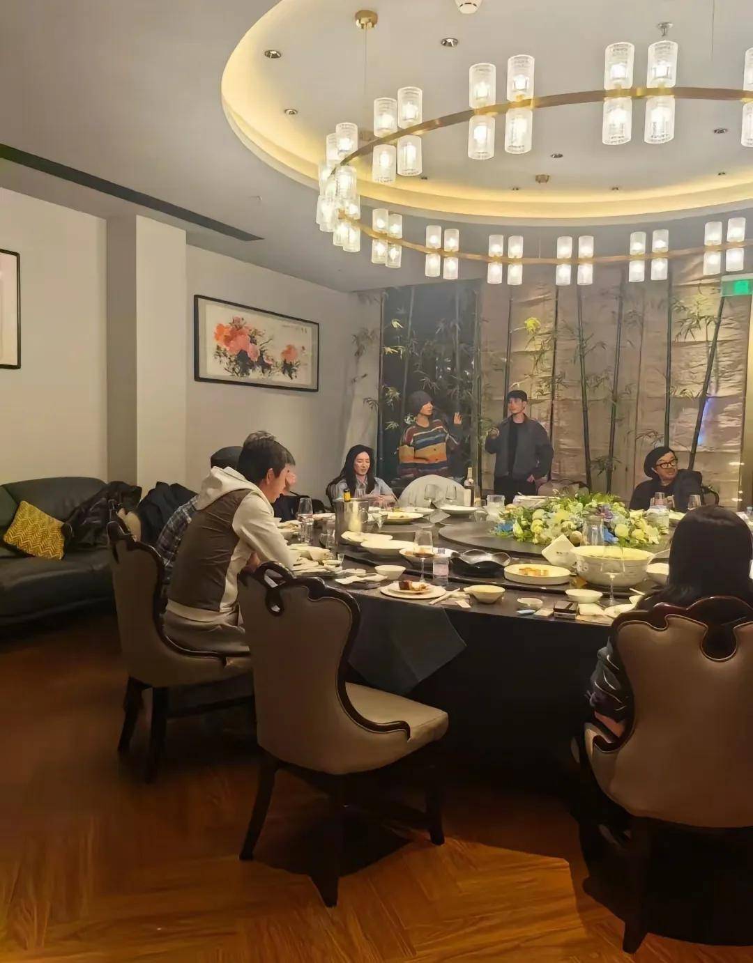 会尽显憔悴69岁赵宝刚满头白发罕见亮相PG麻将胡了试玩38岁江疏影素颜参加聚(图5)