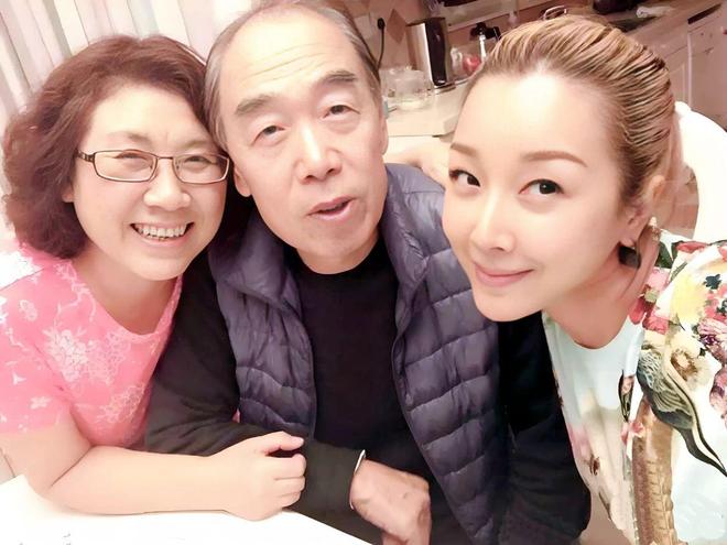 老爸过端午！这哪是父女说是兄妹我都信麻将胡了app53岁歌手孙悦陪83岁(图3)